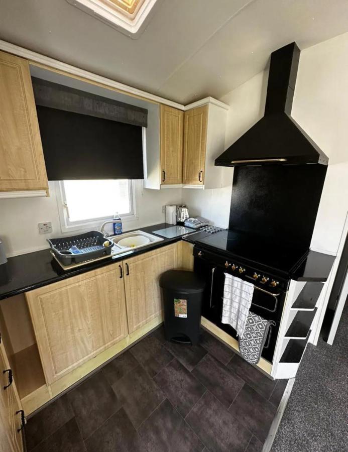 2 Bedroom Caravan With Sea Views Eastchurch Exterior foto
